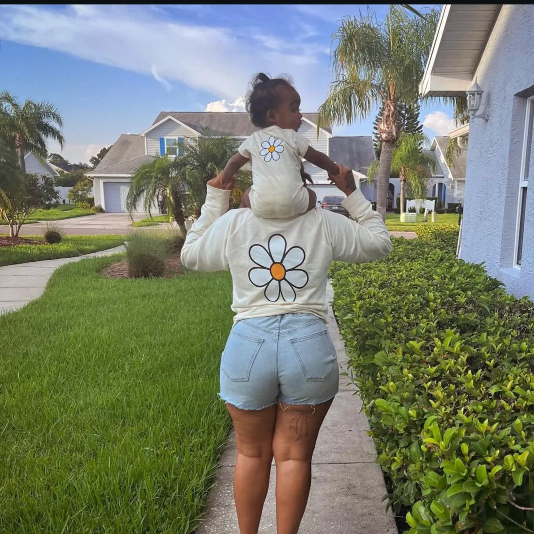 DAISY - MAMA - w/ Full Daisy on Back - SHORT SLEEVE COMFORT COLORS TEE