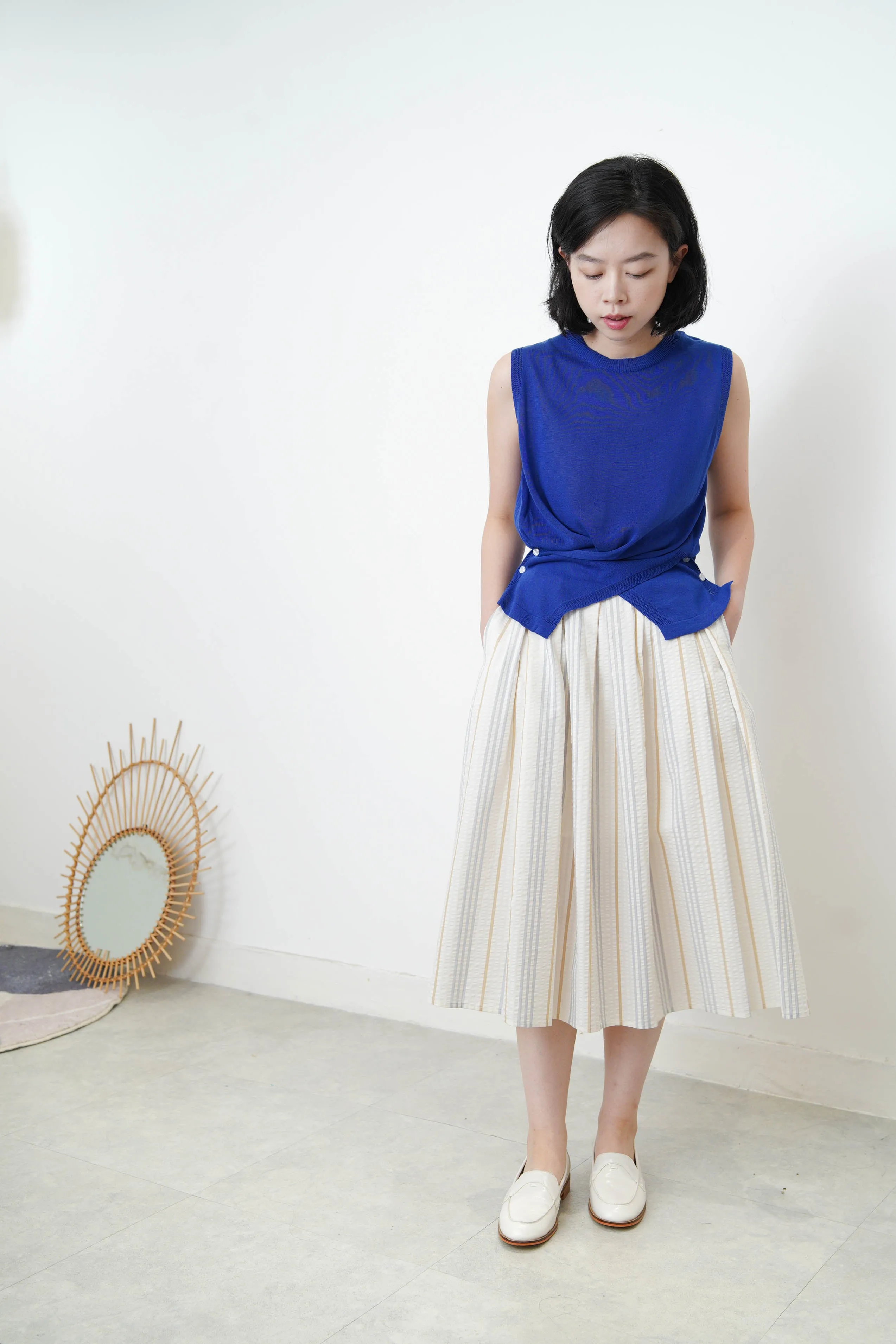 Sharp blue vest in twist hem
