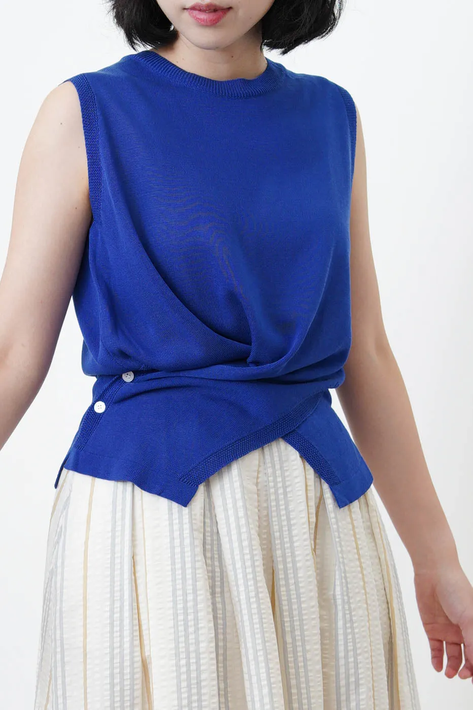 Sharp blue vest in twist hem