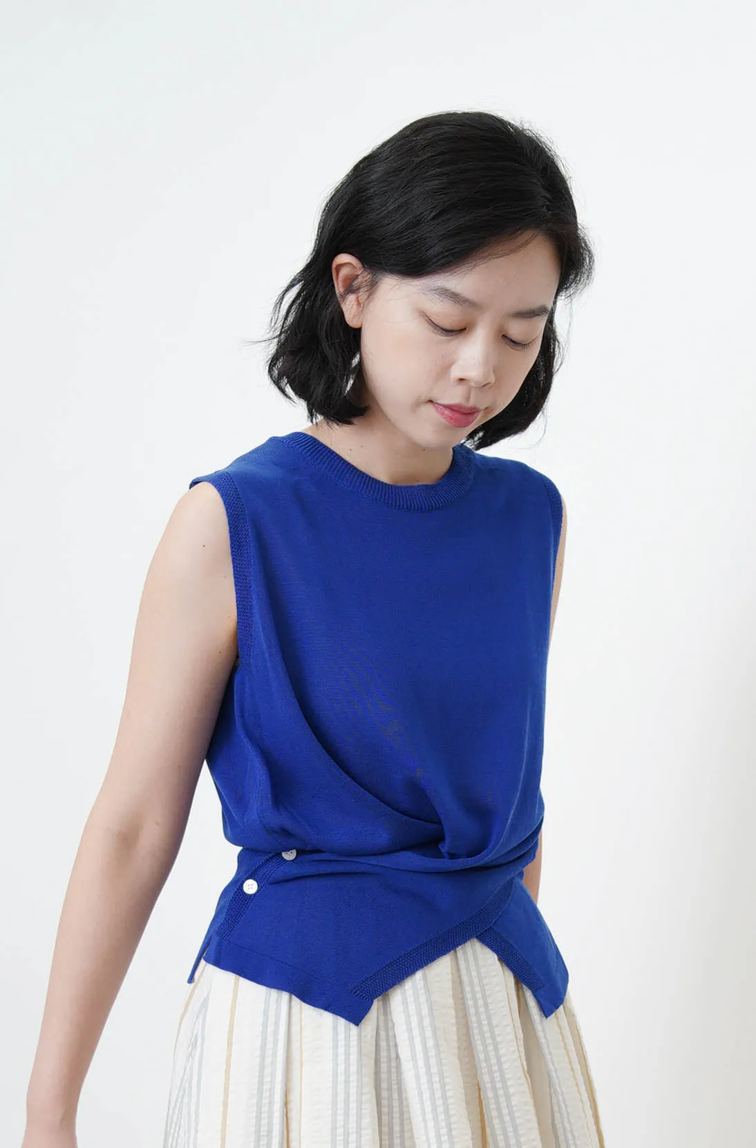 Sharp blue vest in twist hem
