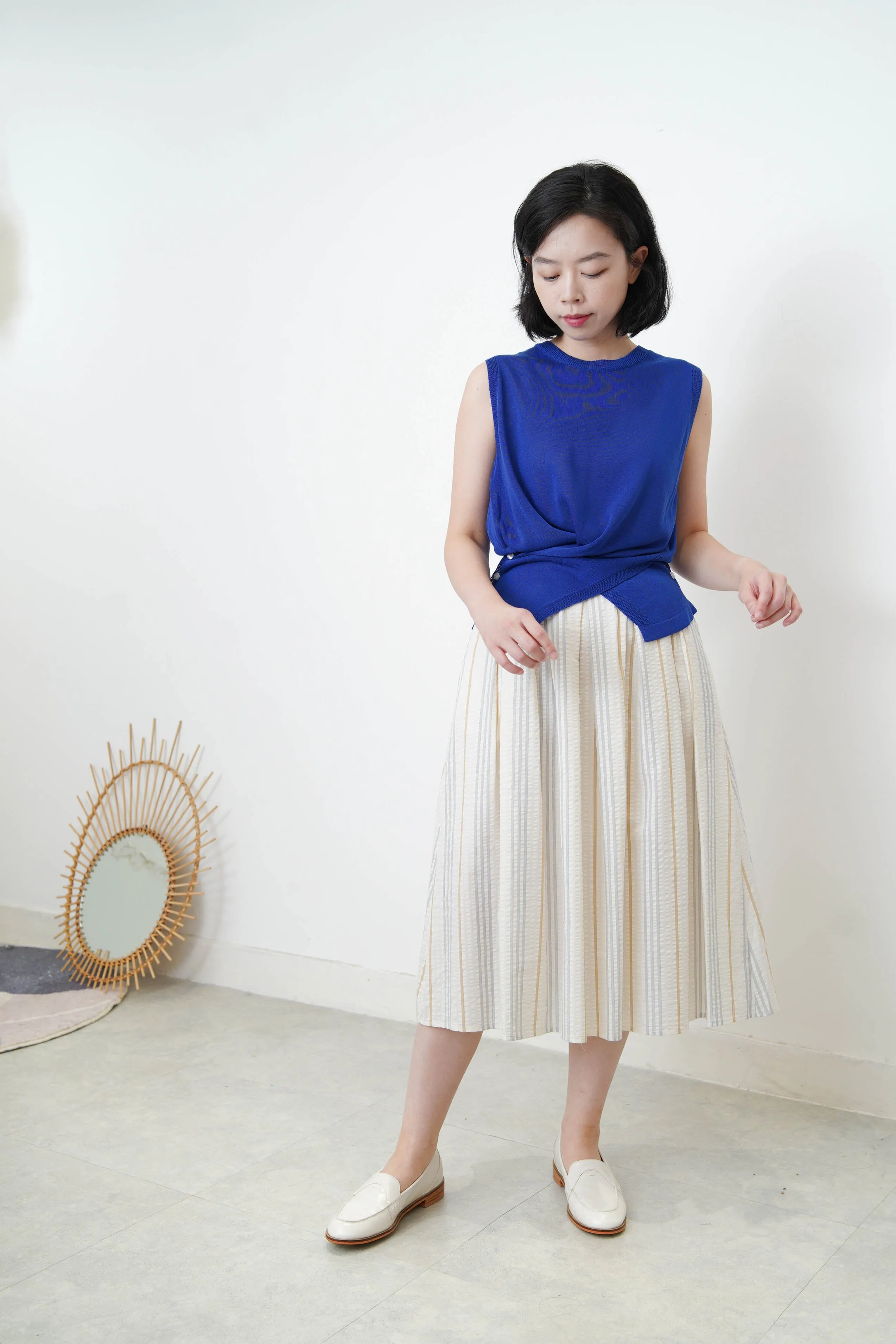 Sharp blue vest in twist hem