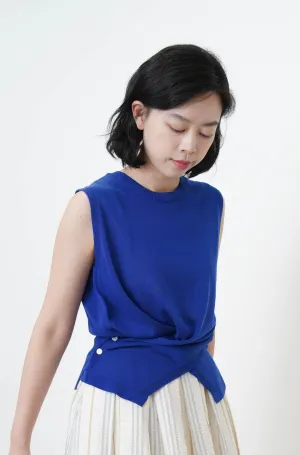 Sharp blue vest in twist hem