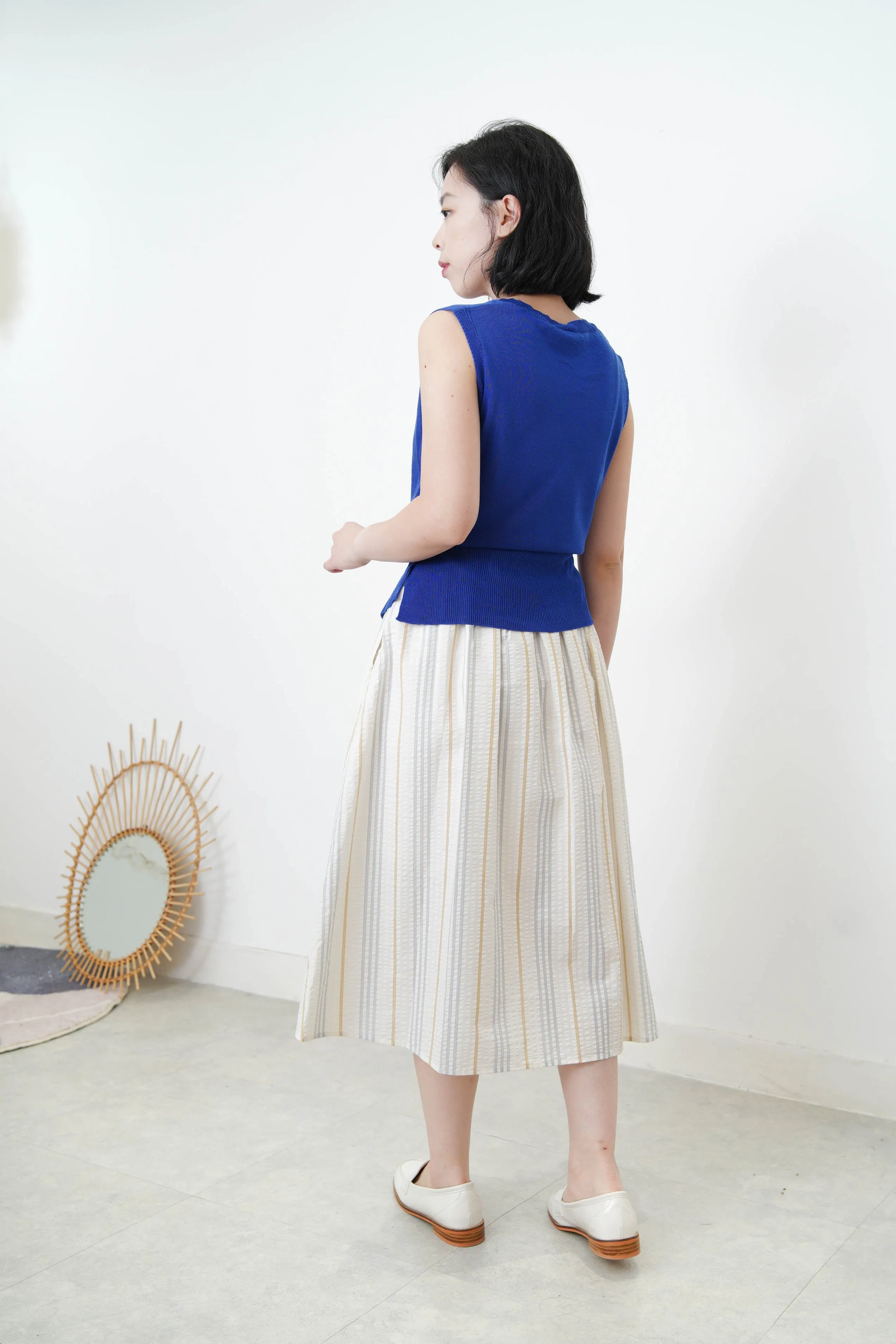 Sharp blue vest in twist hem